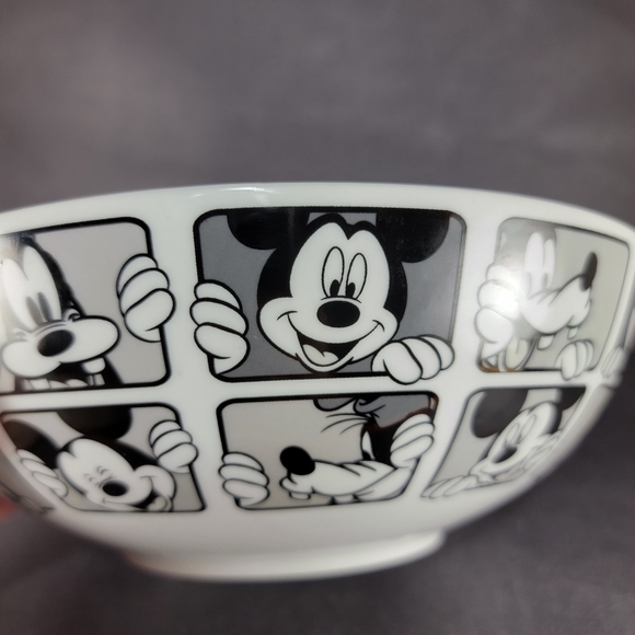 Disney Serving Bowl Mickey Mouse Goofy Grid Black White Gray 9 1/2" Zrike Brands - Picture 9 of 13